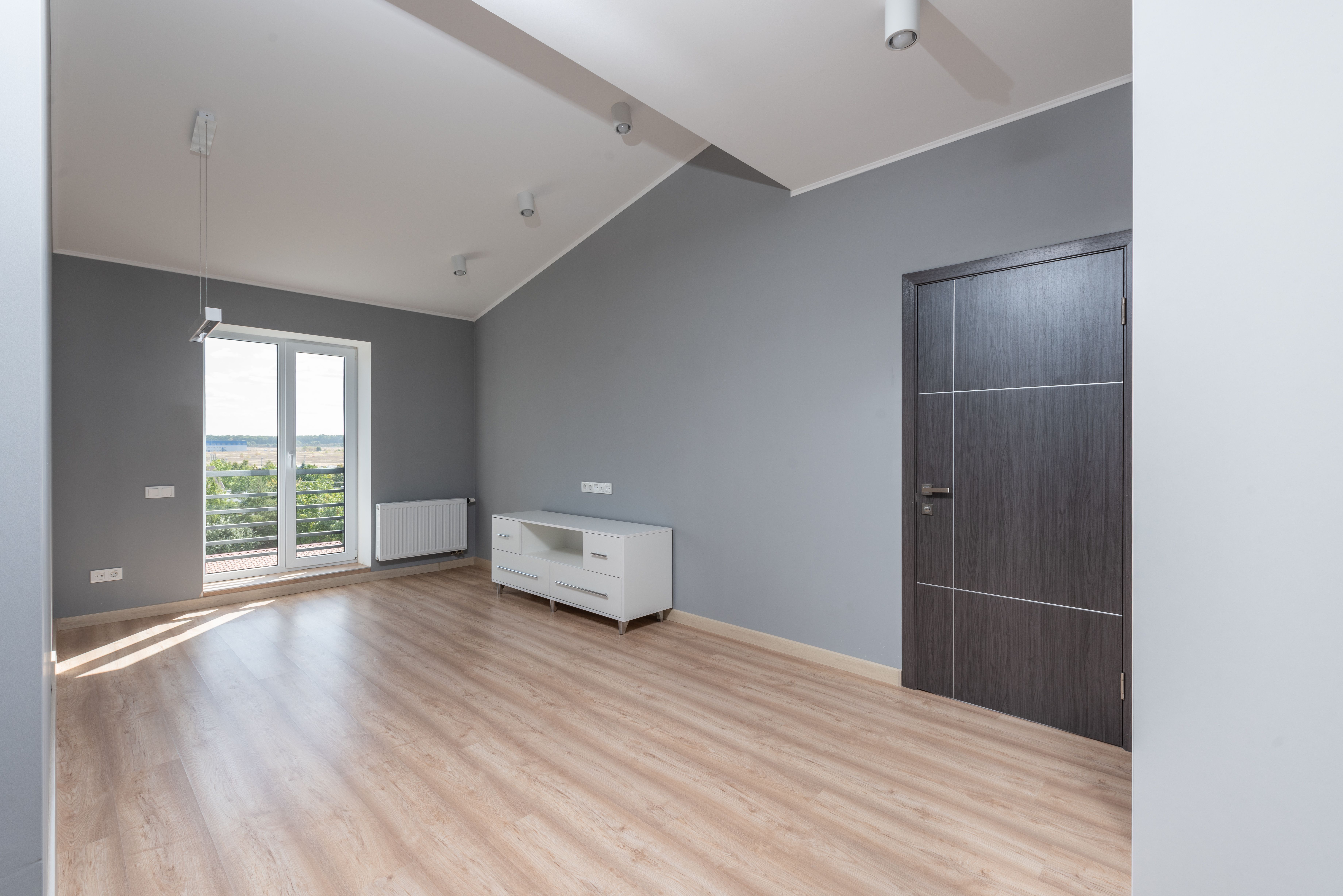 Salón luminoso de una vivienda en venta