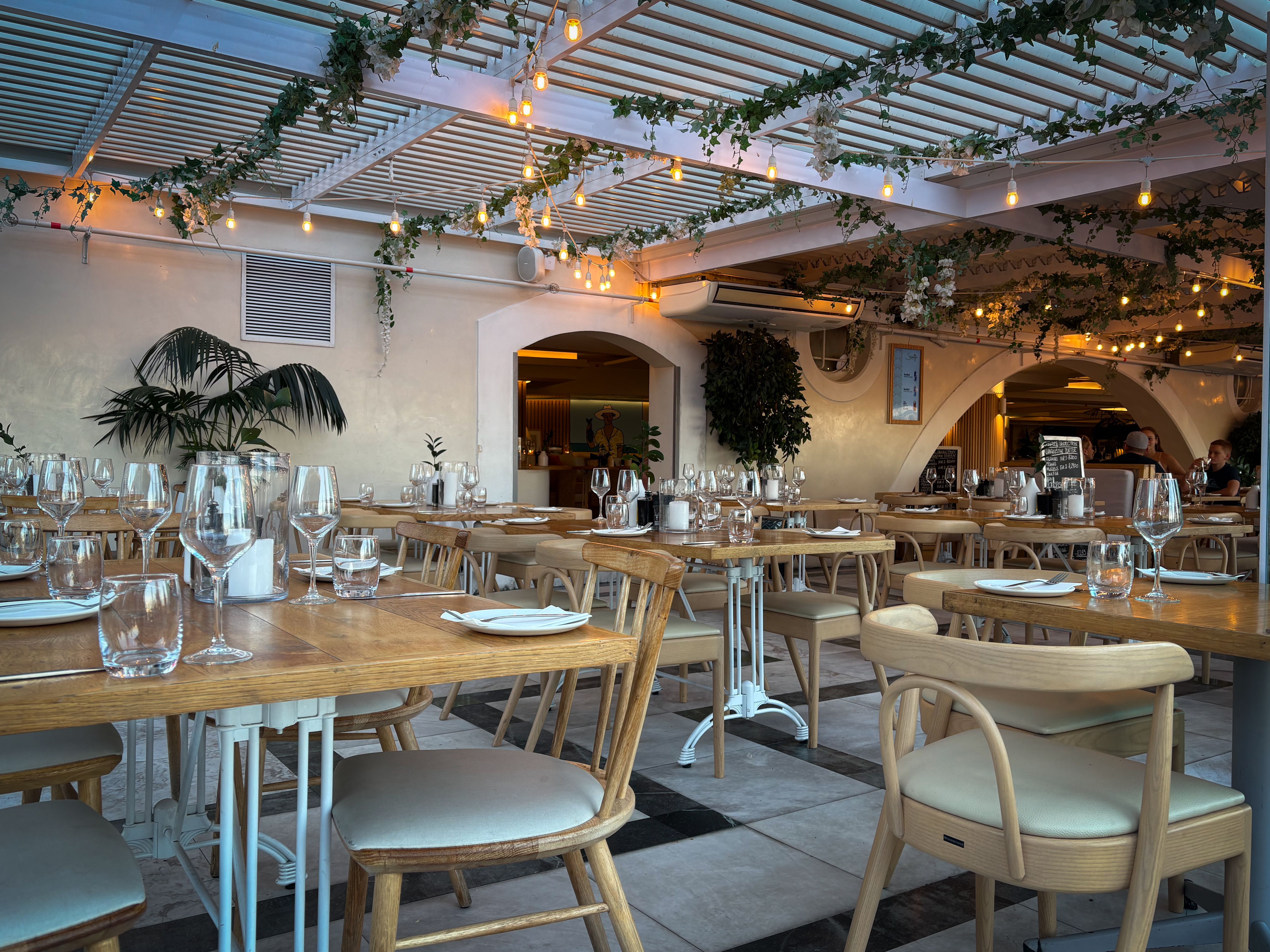 Comedor de un restaurante preparado para recibir clientes